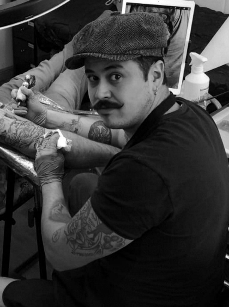 Tatuador Al Toccino tatuando.