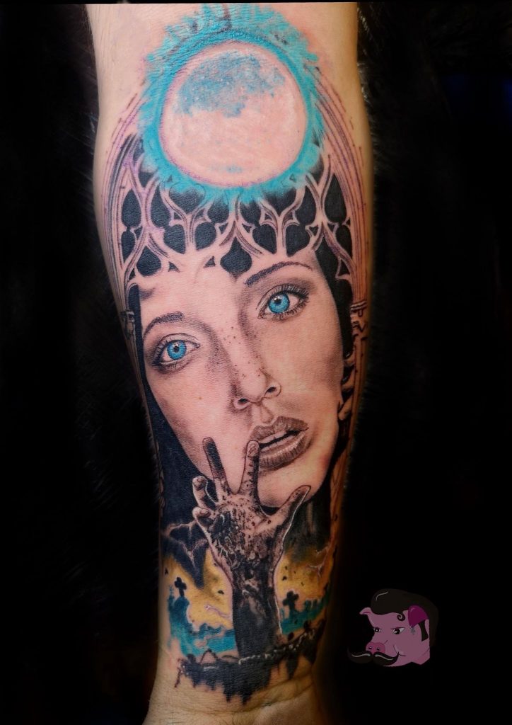Fotografía de un tatuaje realista de una mujer con una mano zombie.