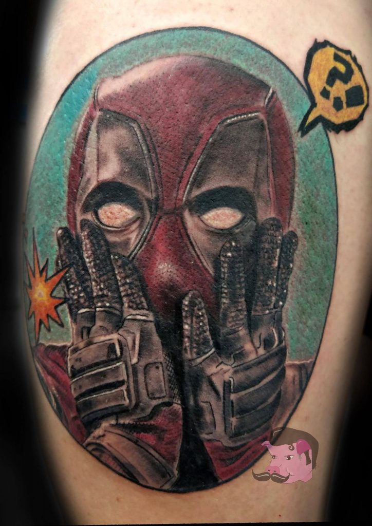 Fotografía de un tatuaje del superhéroe Daredevil.