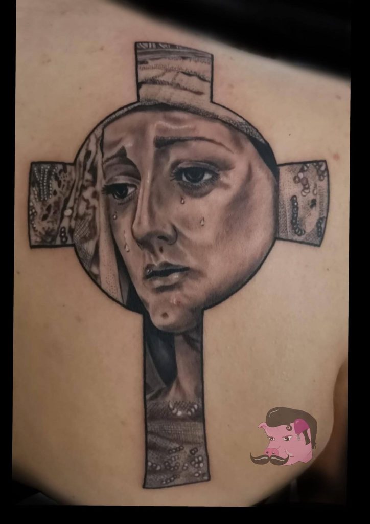 Fotografía de un tatuaje de realismo de una virgen.