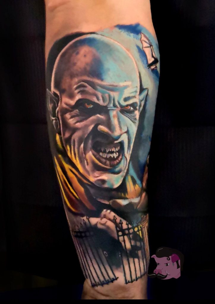 Fotografía de un tatuaje realista de Nosferatu.