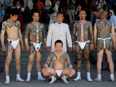 La yakuza posando con sus tatuajes al descubierto