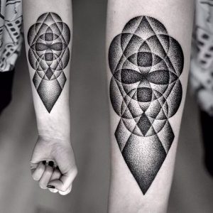 Tatuaje estilo puntillismo geométrico
