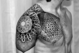 Tatuaje geométrico en pecho y hombro