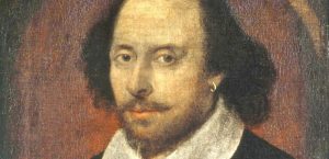 Shakespeare posando con un aro en la oreja.