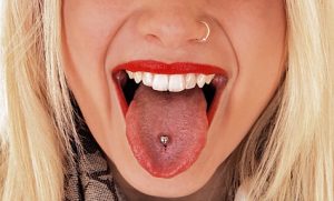 foto de una lengua con piercing