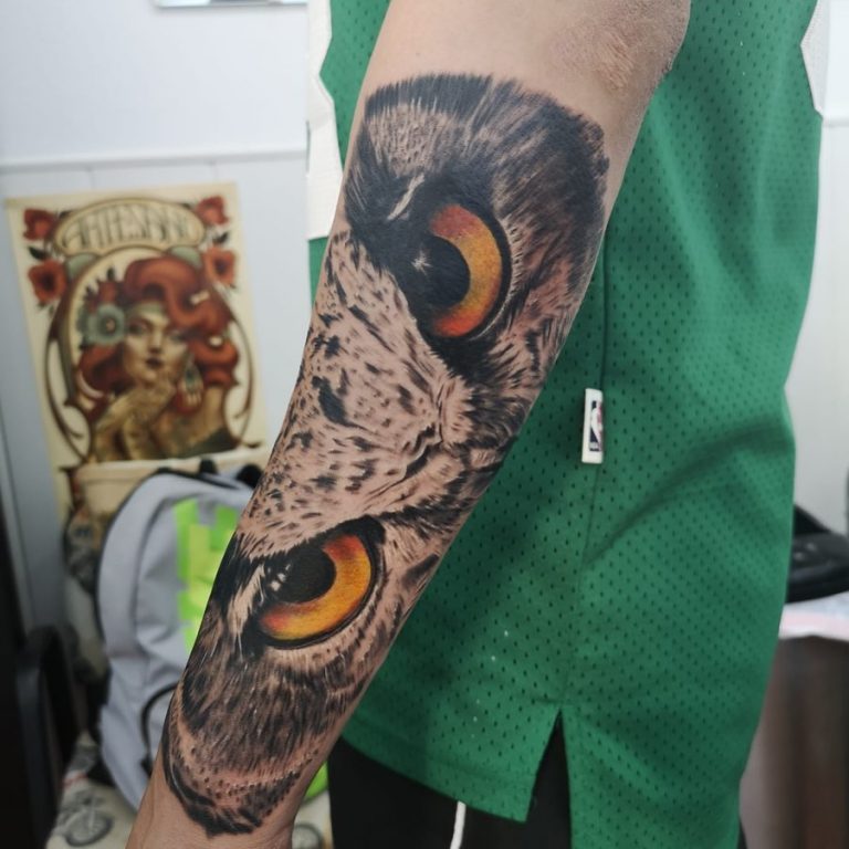 Tatuaje de los ojos de un búho realista en antebrazo