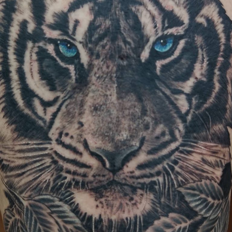 Tatuaje realista de la cara de un tigre