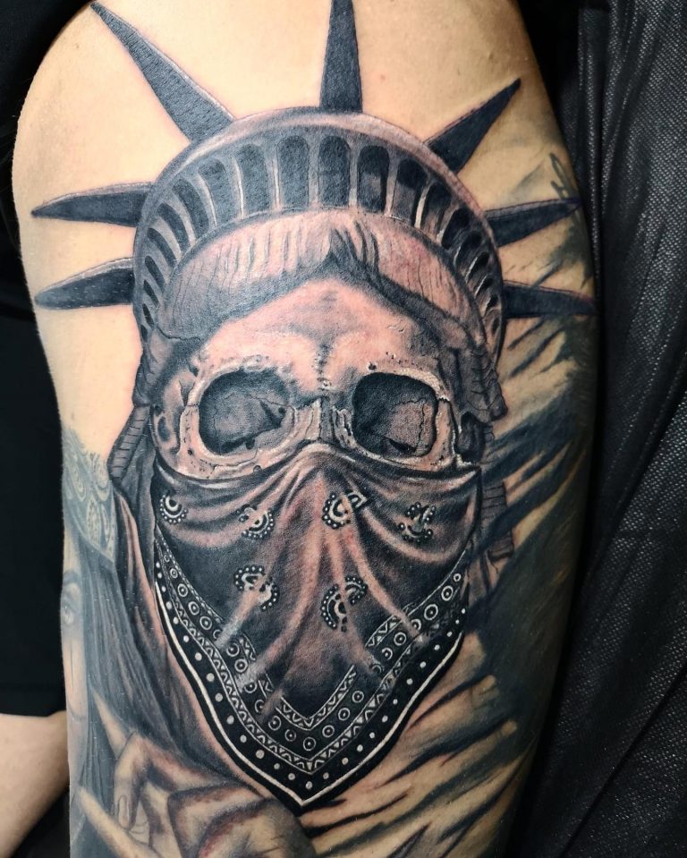 Tatuaje de realismo de la estatua de la Libertad